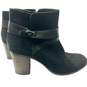Black Ankle Boots size 8.5. Clarks. Smalll Chunky Heel